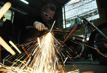 براعة يدويّة يظهرها شيكارا ناغاتا في صناعة الدرّاجة النارية شيكارا